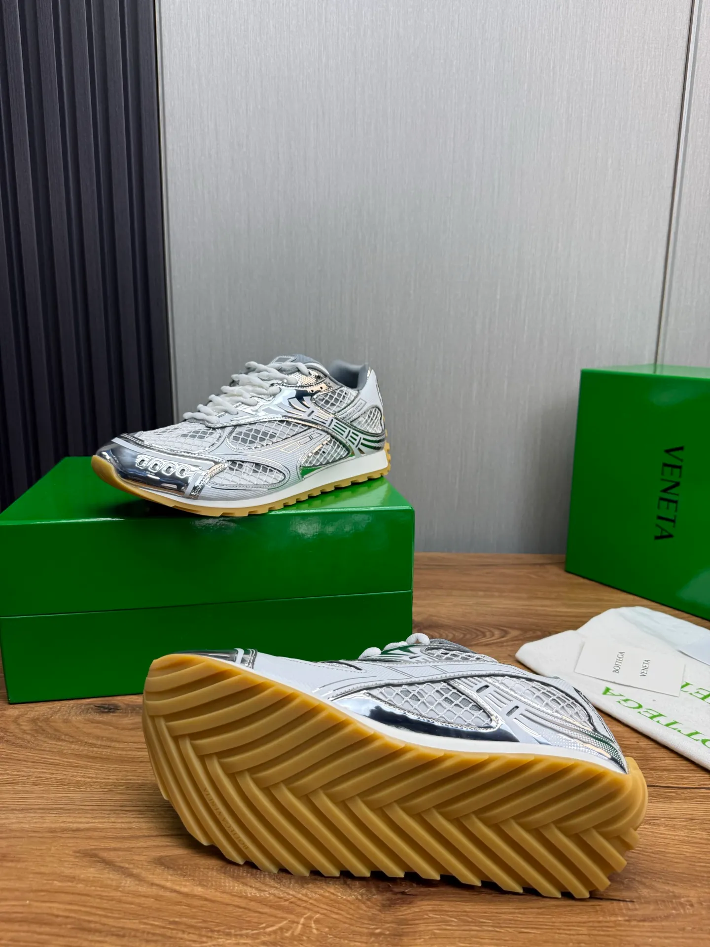 Men's men's shoes 💰620💰 BV top version 𝘽𝙊𝙏𝙏𝙀𝙂𝘼 𝙑𝙀𝙉𝙀𝙏𝘼 Orbit sneakers Wang Yibo same style couple style dad shoes 🩷💚 Runner sneakers, made of lightweight technical mesh fabric. Features a geometric patterned rubber outsole. Pay attention to the package craftsmanship ❕ High version shipping ❗️ Very nice, durable to play with and durable to make ✔️ Standard version 💯💯 The outsole is made of color-blocked TPU outsole. Women’s model 35-41 (40 41 customized) Men’s model 39-46 (45.46 customized) Equipped with original packaging